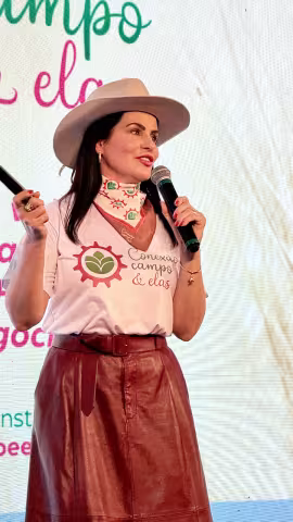 Mara Lauxen palestrando sobre protagonismo feminino no agro